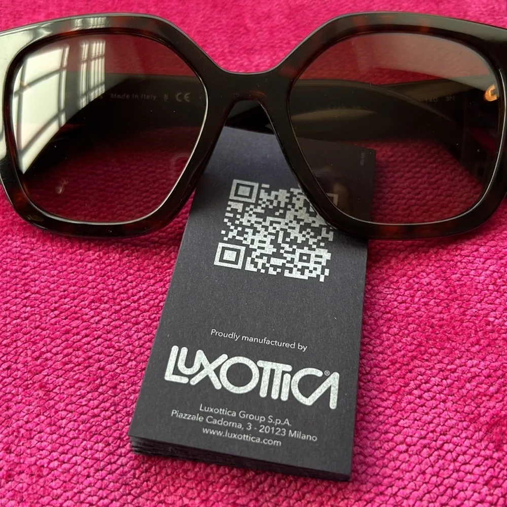 Prada sunglasses.Used on vacation for a wk decided they are too big for my face - Picture 3 of 6